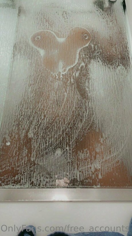 Nacktes geleaktes OnlyFans-Foto von Freeaccounts