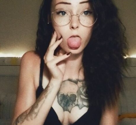Nacktes geleaktes OnlyFans-Foto von Littlemissnaughty