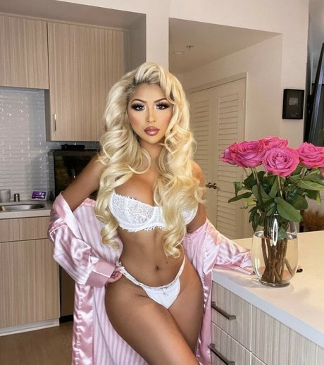 Nacktes geleaktes OnlyFans-Foto von Elena Genevinne