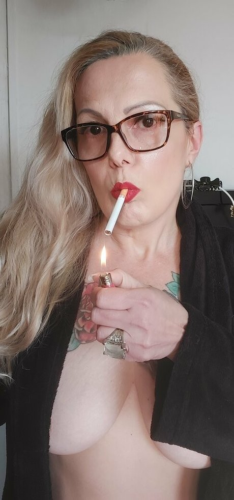 Lady.smoker.queen