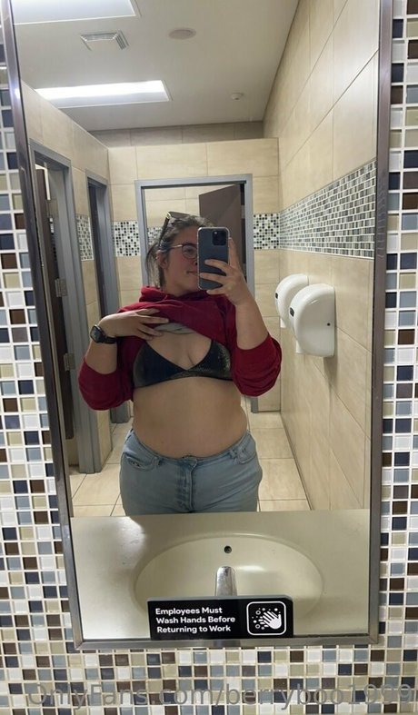 Nacktes geleaktes OnlyFans-Foto von Berryboo1999