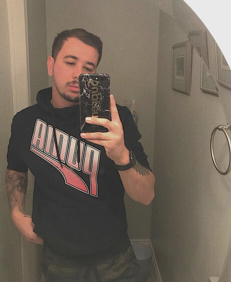 Nacktes geleaktes OnlyFans-Foto von Mike Cabral