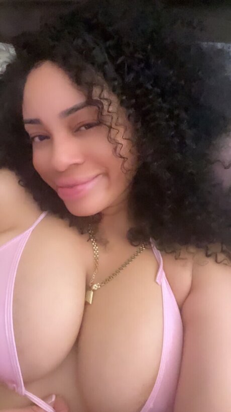 Nacktes geleaktes OnlyFans-Foto von Honey Fire 