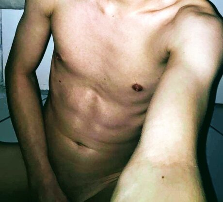 Nacktes geleaktes OnlyFans-Foto von Snage