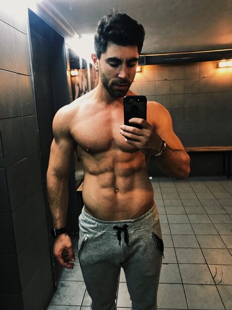 Nacktes geleaktes OnlyFans-Foto von Strong Focus