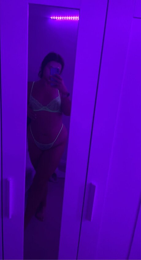 Nacktes geleaktes OnlyFans-Foto von Emily Rich