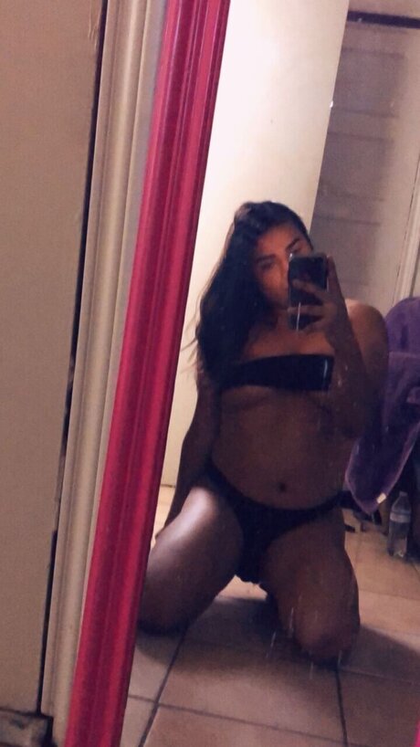 Nacktes geleaktes OnlyFans-Foto von Megan Linares