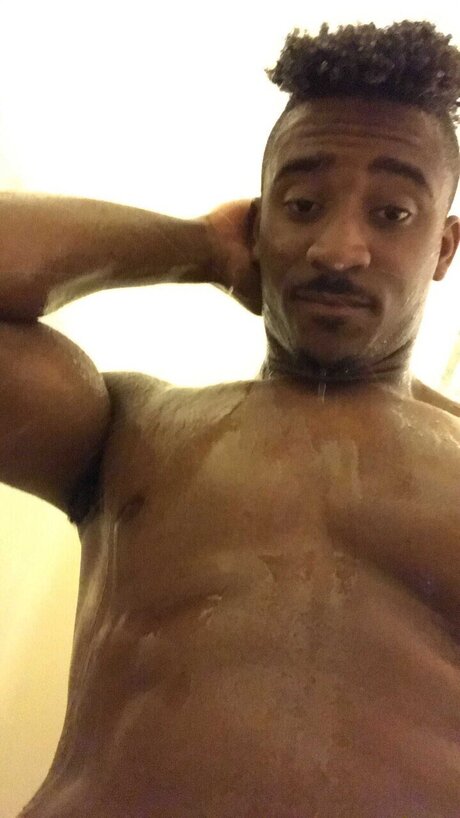Nacktes geleaktes OnlyFans-Foto von Nathaniel Small
