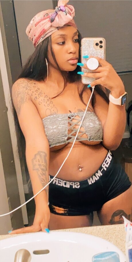 Nacktes geleaktes OnlyFans-Foto von Honeykoated
