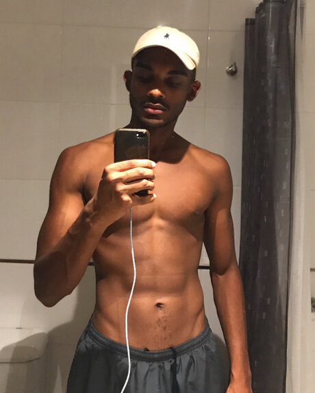 Nacktes geleaktes OnlyFans-Foto von Erik