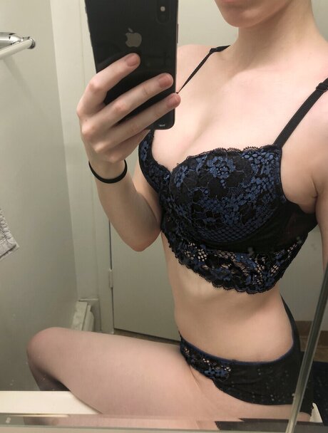 Nacktes geleaktes OnlyFans-Foto von Elizabeth Mantova