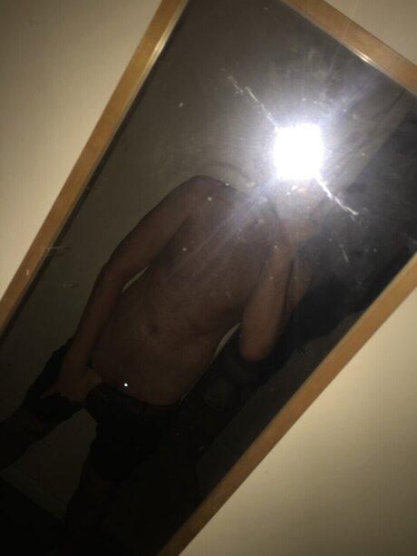 Nacktes geleaktes OnlyFans-Foto von Simonbills