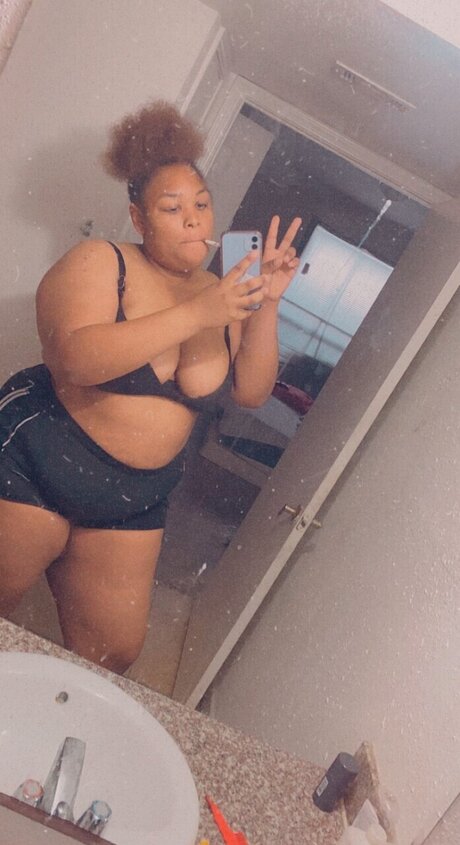 Nacktes geleaktes OnlyFans-Foto von Yellah Honey