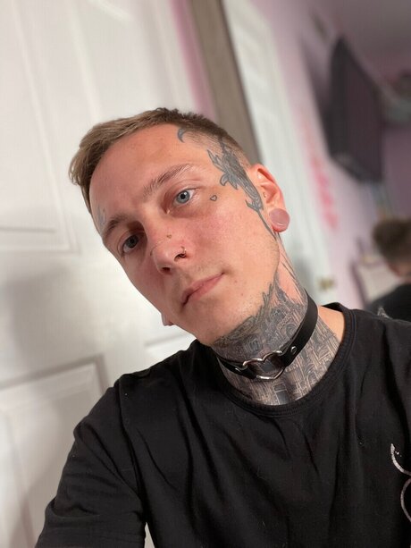 Nacktes geleaktes OnlyFans-Foto von Beautiful Dead Boy