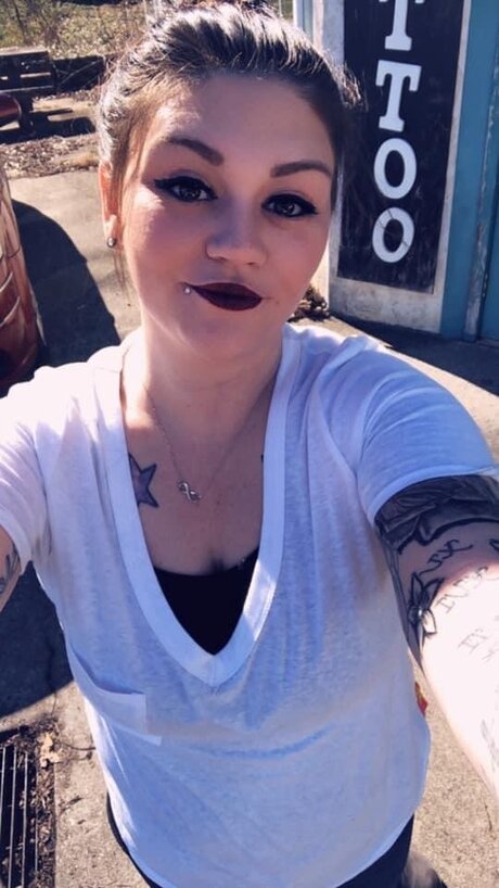 Nacktes geleaktes OnlyFans-Foto von Raelynn Risqu