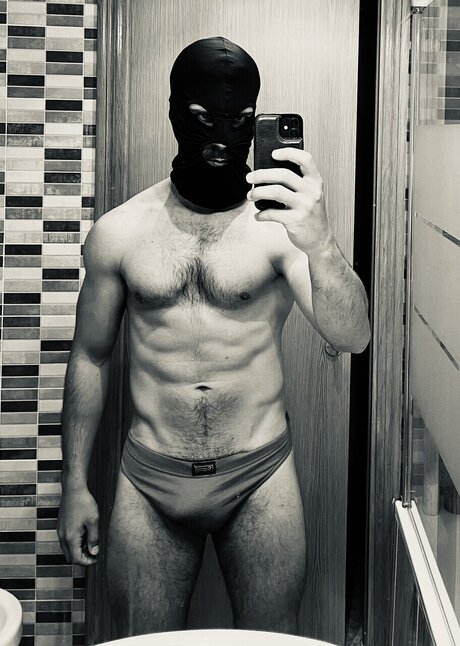 Nacktes geleaktes OnlyFans-Foto von Masked Stud