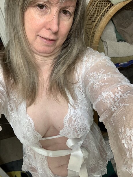 Nacktes geleaktes OnlyFans-Foto von September
