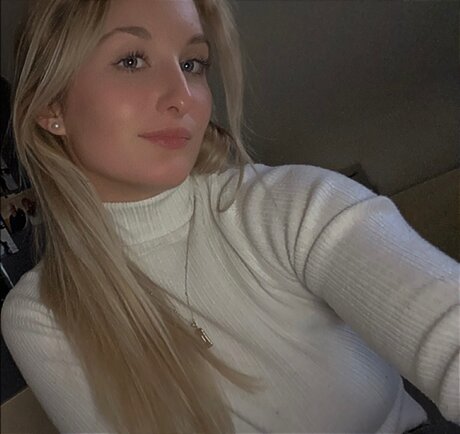 Nacktes geleaktes OnlyFans-Foto von Mia