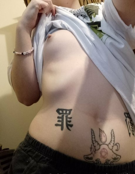 Nacktes geleaktes OnlyFans-Foto von Petiteenfer