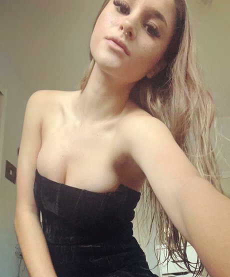 Nacktes geleaktes OnlyFans-Foto von Fikikikie