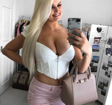 Nacktes geleaktes OnlyFans-Foto von Zandra May