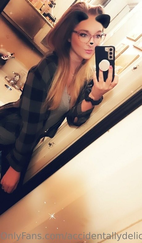 Nacktes geleaktes OnlyFans-Foto von Accidentallydelicious