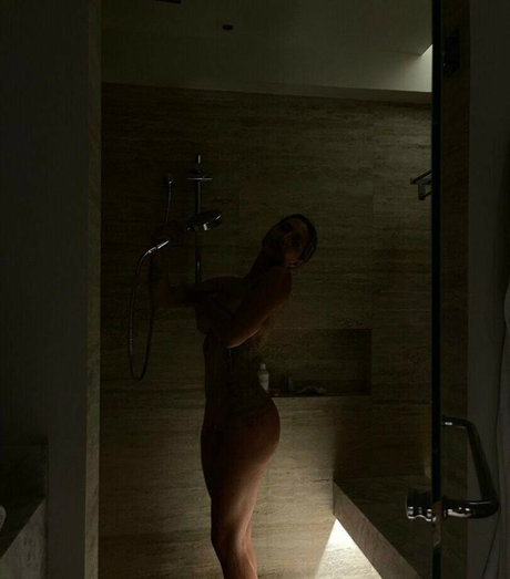 Nacktes geleaktes OnlyFans-Foto von Raha Vakili