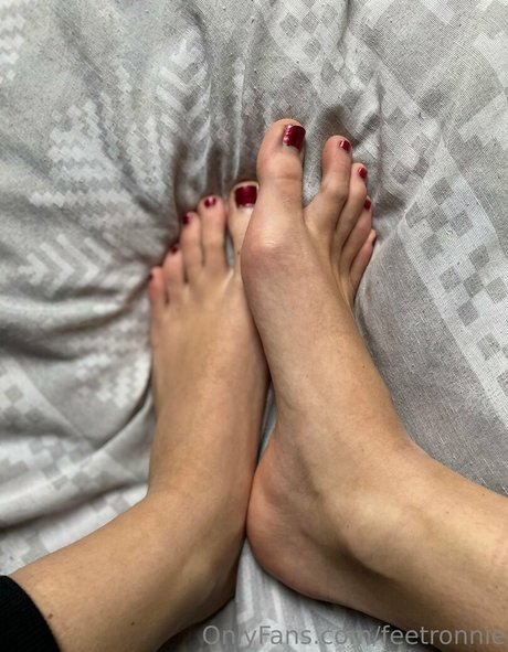 Nacktes geleaktes OnlyFans-Foto von Feetronnie