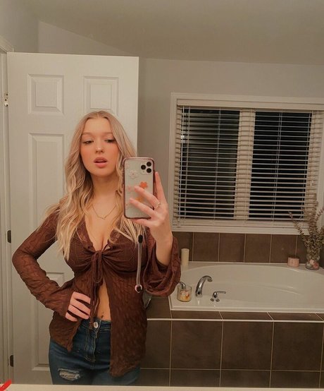 Nacktes geleaktes OnlyFans-Foto von Emma Welyki