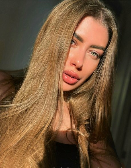 Nacktes geleaktes OnlyFans-Foto von Loveyarina