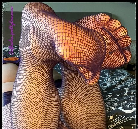 Nacktes geleaktes OnlyFans-Foto von Softsolesprettytoesxoxo