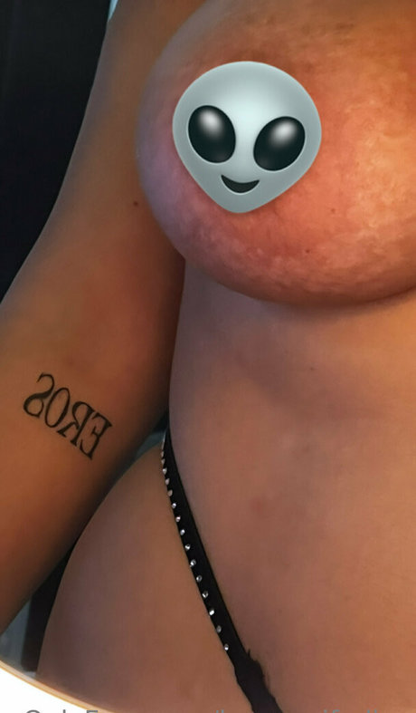 Nacktes geleaktes OnlyFans-Foto von Housewifediva
