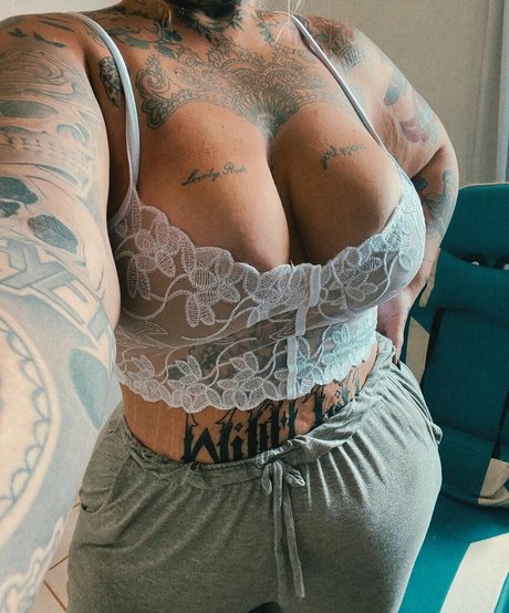 Nacktes geleaktes OnlyFans-Foto von Lulu Avalloni