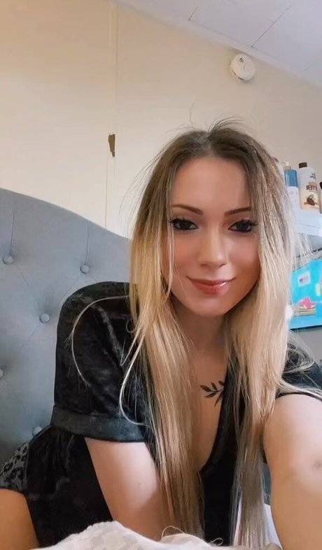 Nacktes geleaktes OnlyFans-Foto von Little Momma