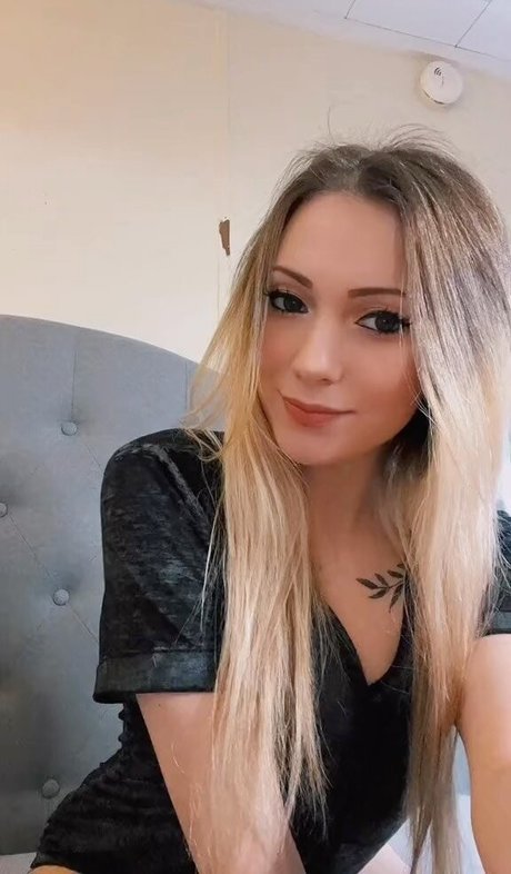 Nacktes geleaktes OnlyFans-Foto von Little Momma