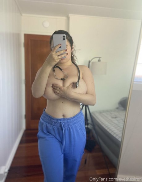 Nacktes geleaktes OnlyFans-Foto von Nurse Eve