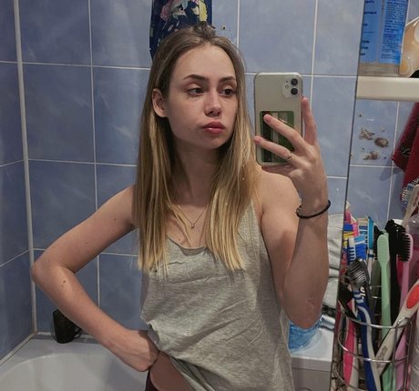 Nacktes geleaktes OnlyFans-Foto von Alenashuvaeva
