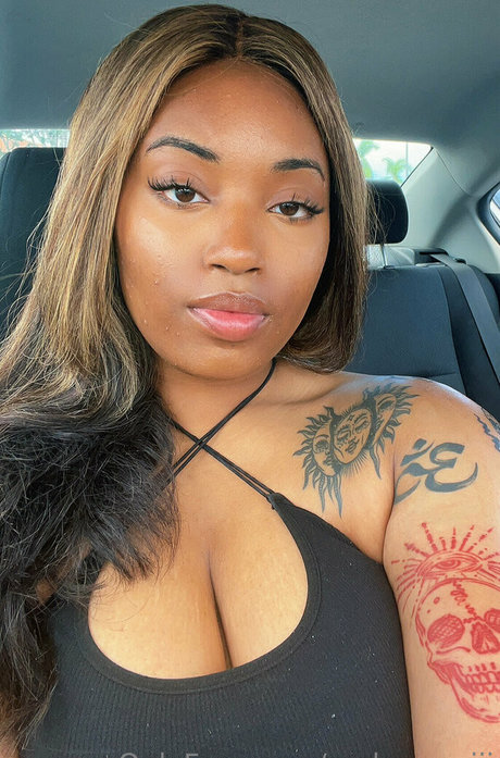Nacktes geleaktes OnlyFans-Foto von Melamamiii