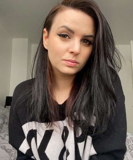 Nacktes geleaktes OnlyFans-Foto von Emma Blackery