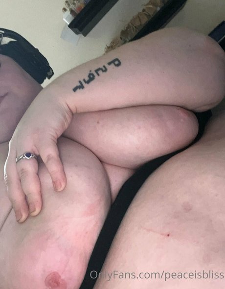 Nacktes geleaktes OnlyFans-Foto von Peaceisbliss