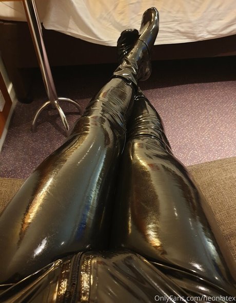 Nacktes geleaktes OnlyFans-Foto von Neonlatex