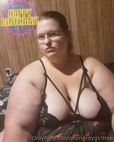 Nacktes geleaktes OnlyFans-Foto von Mznerdygirl