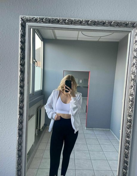Nacktes geleaktes OnlyFans-Foto von Lustfulleonie