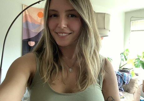 Nacktes geleaktes OnlyFans-Foto von Blowmenaomi