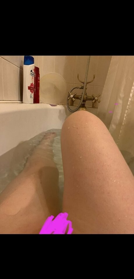 Nacktes geleaktes OnlyFans-Foto von Petitiepolly