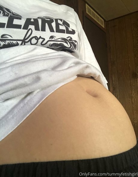 Nacktes geleaktes OnlyFans-Foto von Tummyfetishgirl