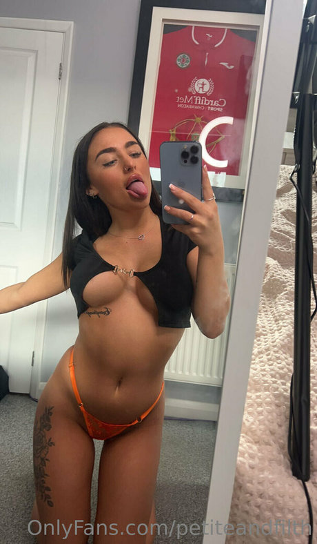 Nacktes geleaktes OnlyFans-Foto von Petiteandfilth