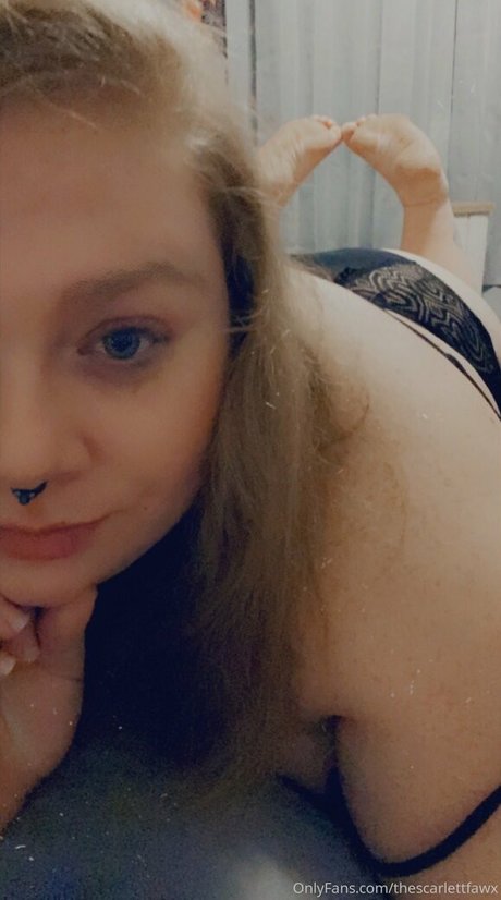 Nacktes geleaktes OnlyFans-Foto von Thescarlettfawx
