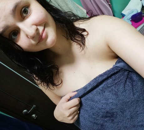 Nacktes geleaktes OnlyFans-Foto von Littlebbuunny