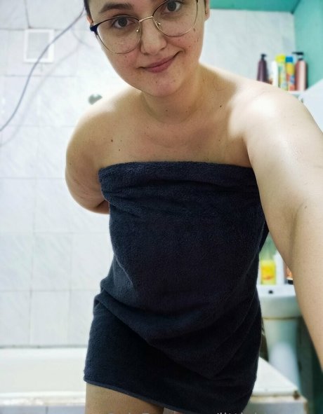 Nacktes geleaktes OnlyFans-Foto von Littlebbuunny